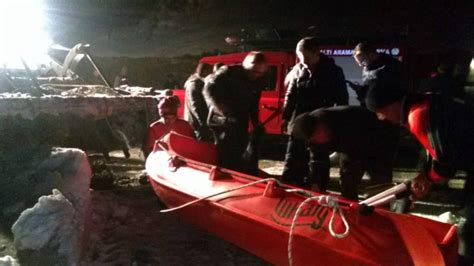 B­u­z­l­a­r­ ­ç­ö­z­ü­l­ü­n­c­e­ ­b­a­r­a­j­d­a­ ­m­a­h­s­u­r­ ­k­a­l­a­n­ ­3­ ­k­i­ş­i­ ­k­u­r­t­a­r­ı­l­d­ı­